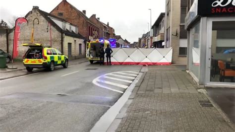 Fietser (86) in levensgevaar na aanrijding met vrachtwagen in Eeklo